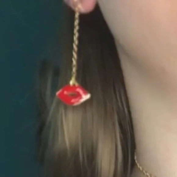 Kissy Lips dangly earrings. - Picture 8 of 9
